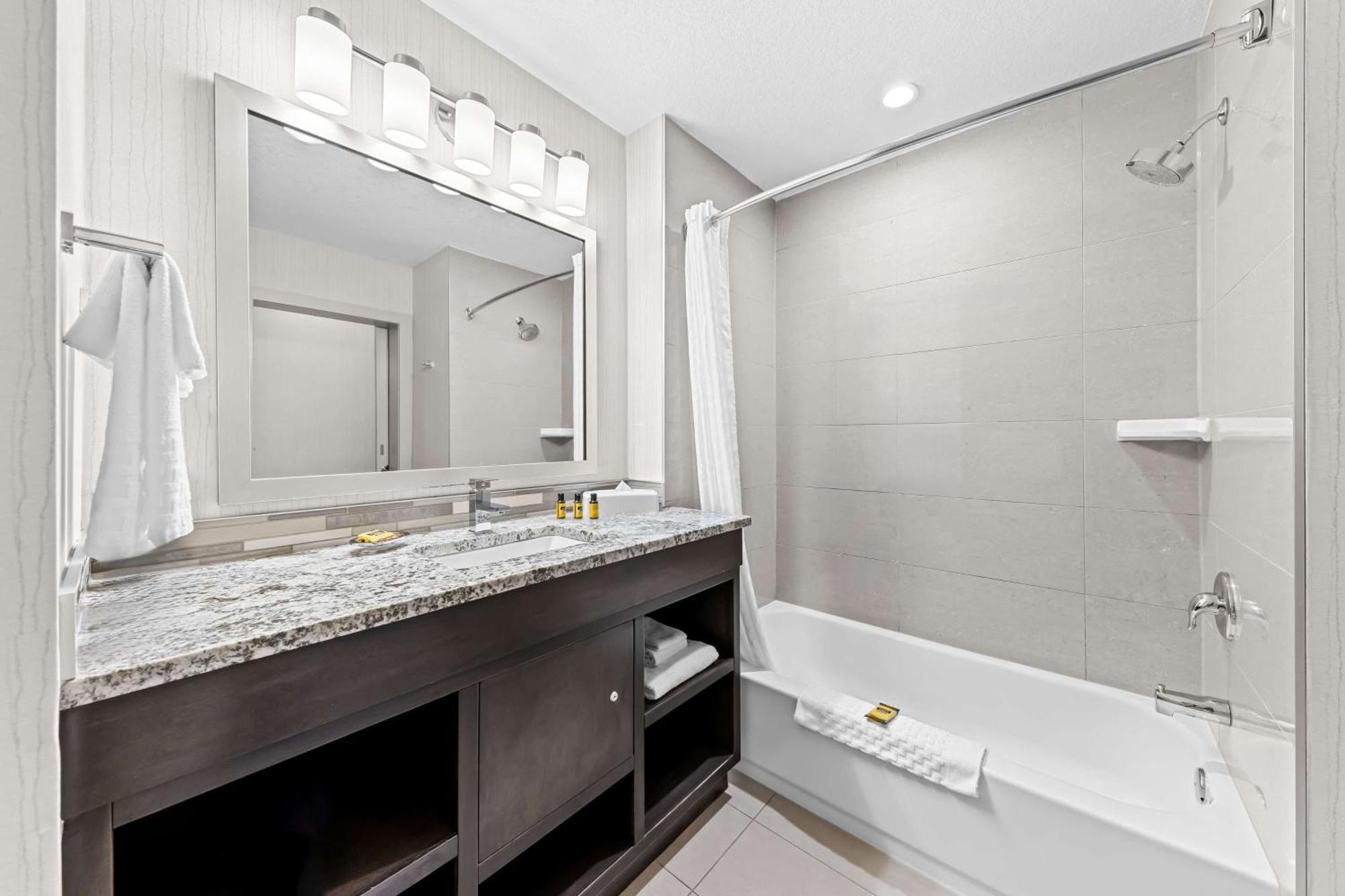 Best Western Plus Airdrie Gateway Экстерьер фото