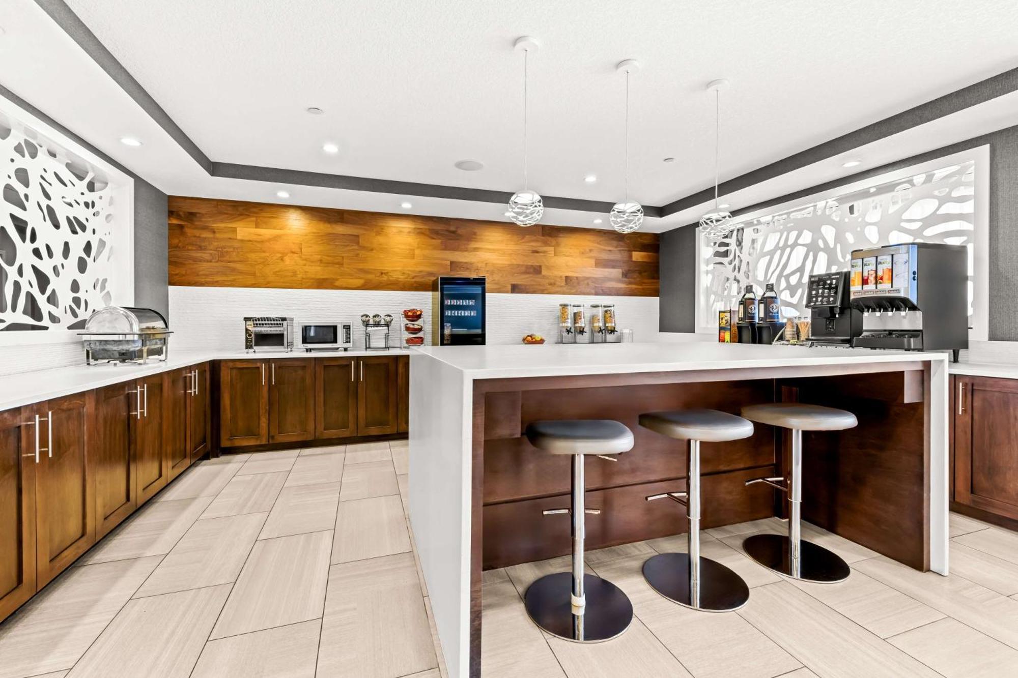 Best Western Plus Airdrie Gateway Экстерьер фото